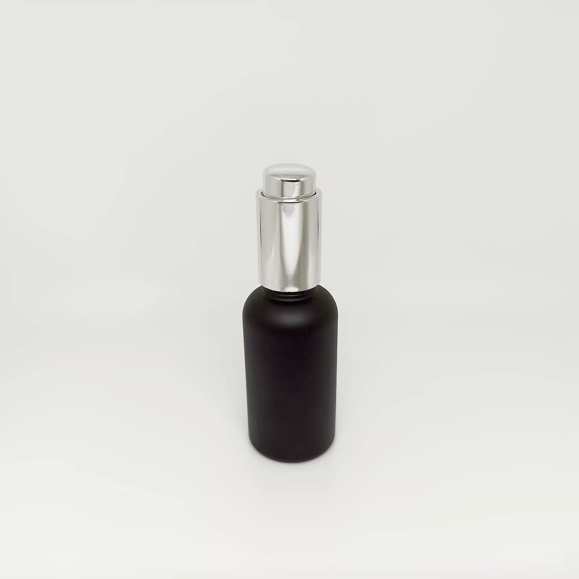 شیشه قطره ۳۰ میل وارداتی مشکی با قطره چکان دکمه ای کروم وارداتی