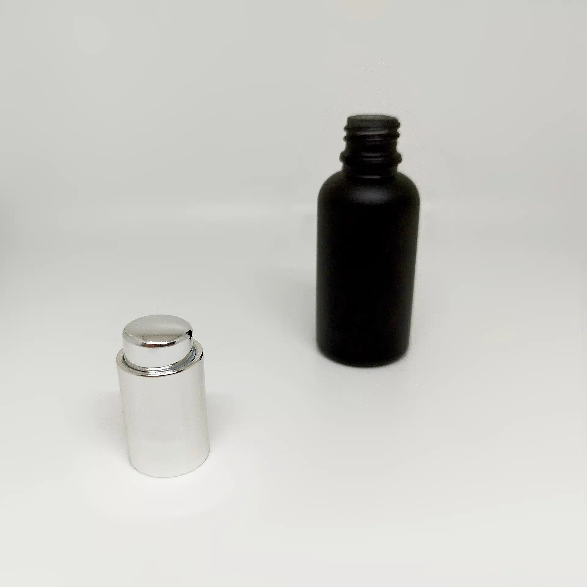 شیشه قطره ۳۰ میل وارداتی مشکی با قطره چکان دکمه ای کروم وارداتی - Image 2