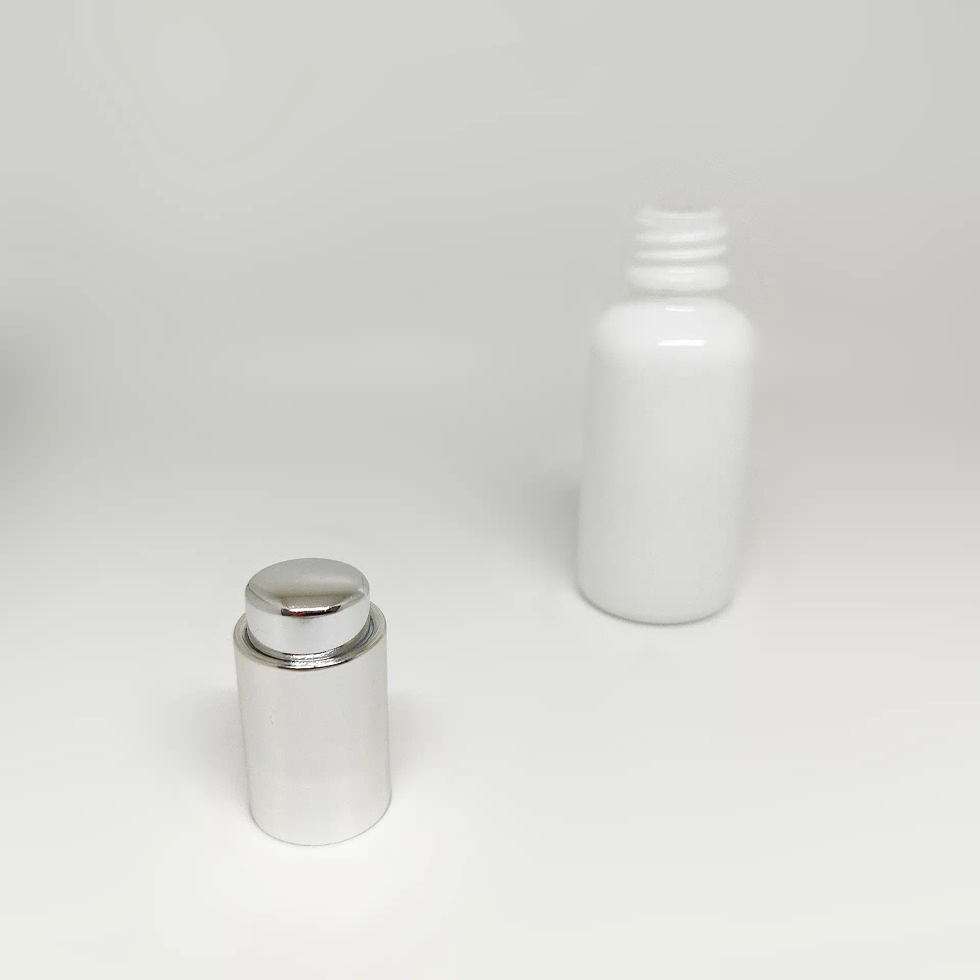 شیشه قطره ۳۰ میل وارداتی سفید با قطره چکان دکمه ای کروم وارداتی - Image 4