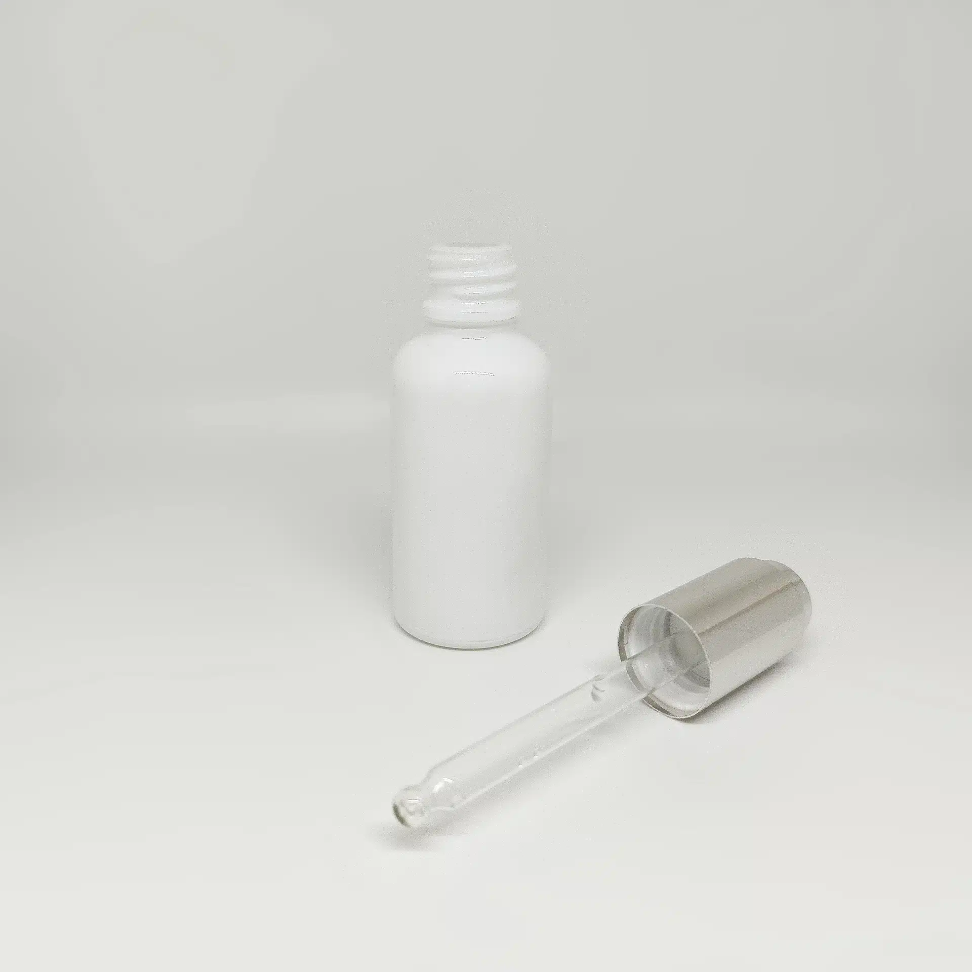 شیشه قطره ۳۰ میل وارداتی سفید با قطره چکان دکمه ای کروم وارداتی - Image 3