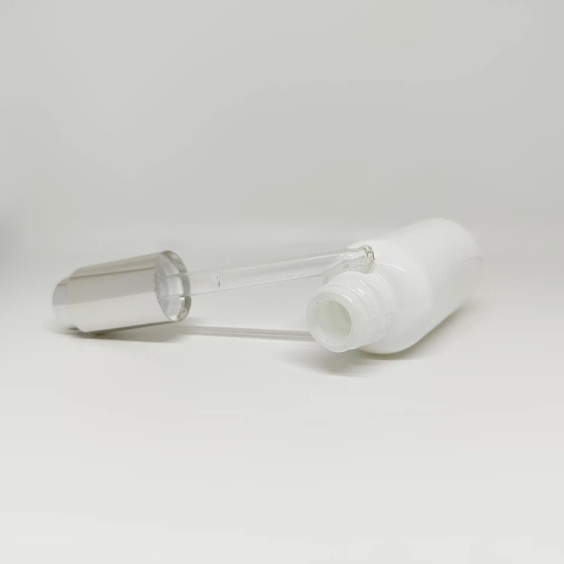 شیشه قطره ۳۰ میل وارداتی سفید با قطره چکان دکمه ای کروم وارداتی